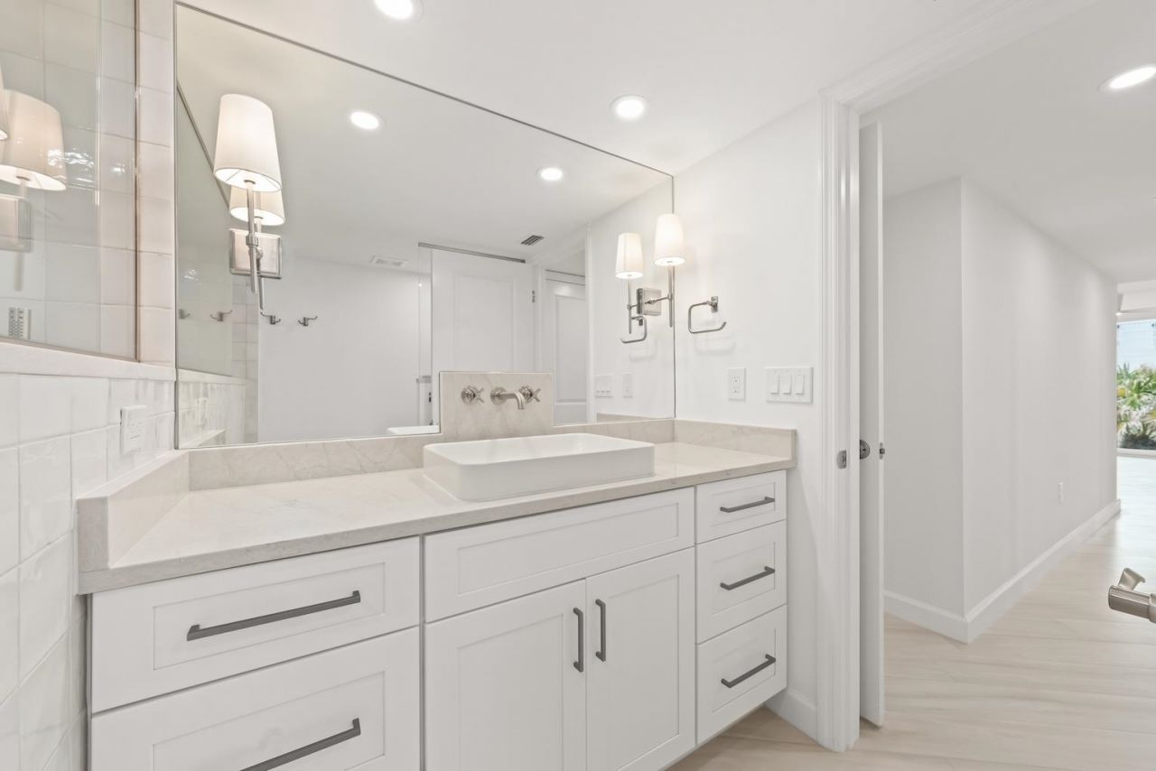 200 Periwinkle Way, Unit 111, Sanibel, FL 33957 Photo