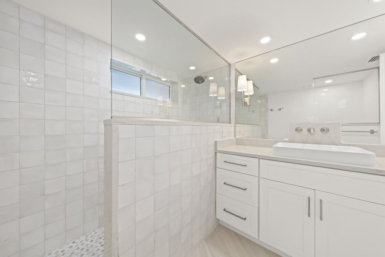 200 Periwinkle Way, Unit 111, Sanibel, FL 33957 Photo