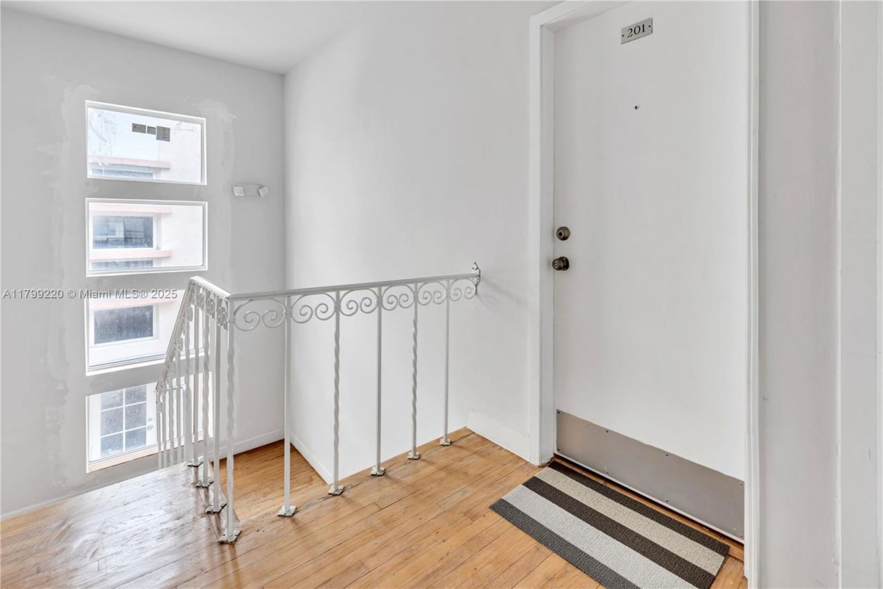 530 15th St, Unit 201, Miami Beach, FL 33139 Photo