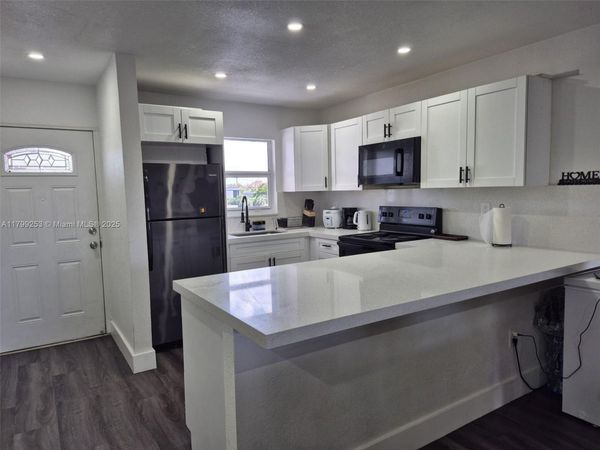 6850 W 16th Dr, Unit 320, Hialeah, FL 33014