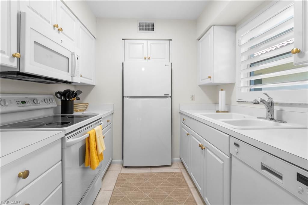 290 4th St S, Unit 202, Naples, FL 34102 Photo