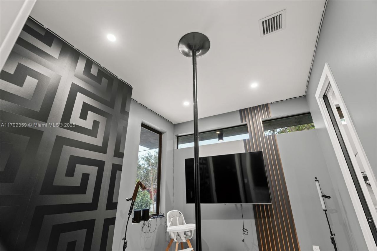 400 NW 49th St, Miami, FL 33127 Photo