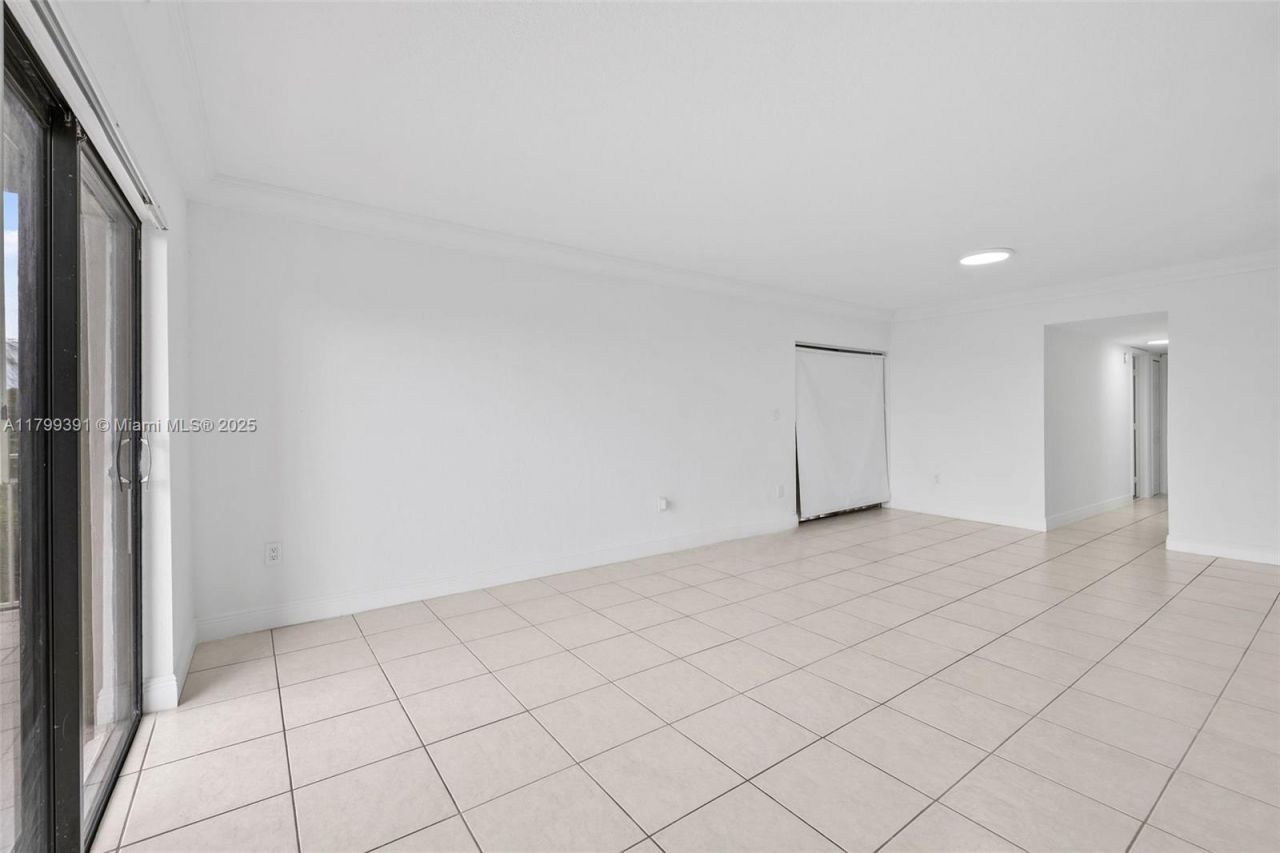 8401 NW 8 St, Unit 401, Miami, FL 33126 Photo