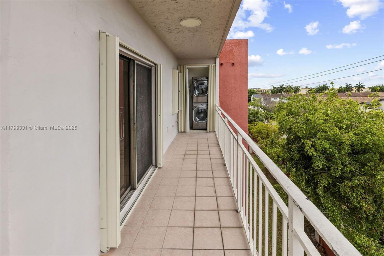 8401 NW 8 St, Unit 401, Miami, FL 33126 Photo