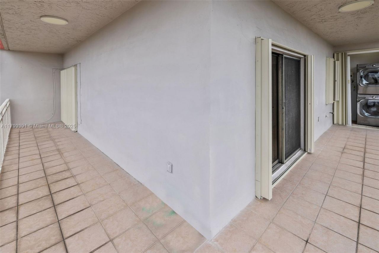 8401 NW 8 St, Unit 401, Miami, FL 33126 Photo
