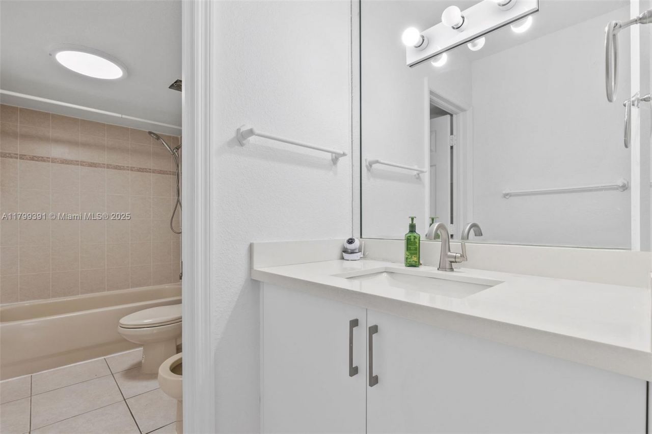 8401 NW 8 St, Unit 401, Miami, FL 33126 Photo