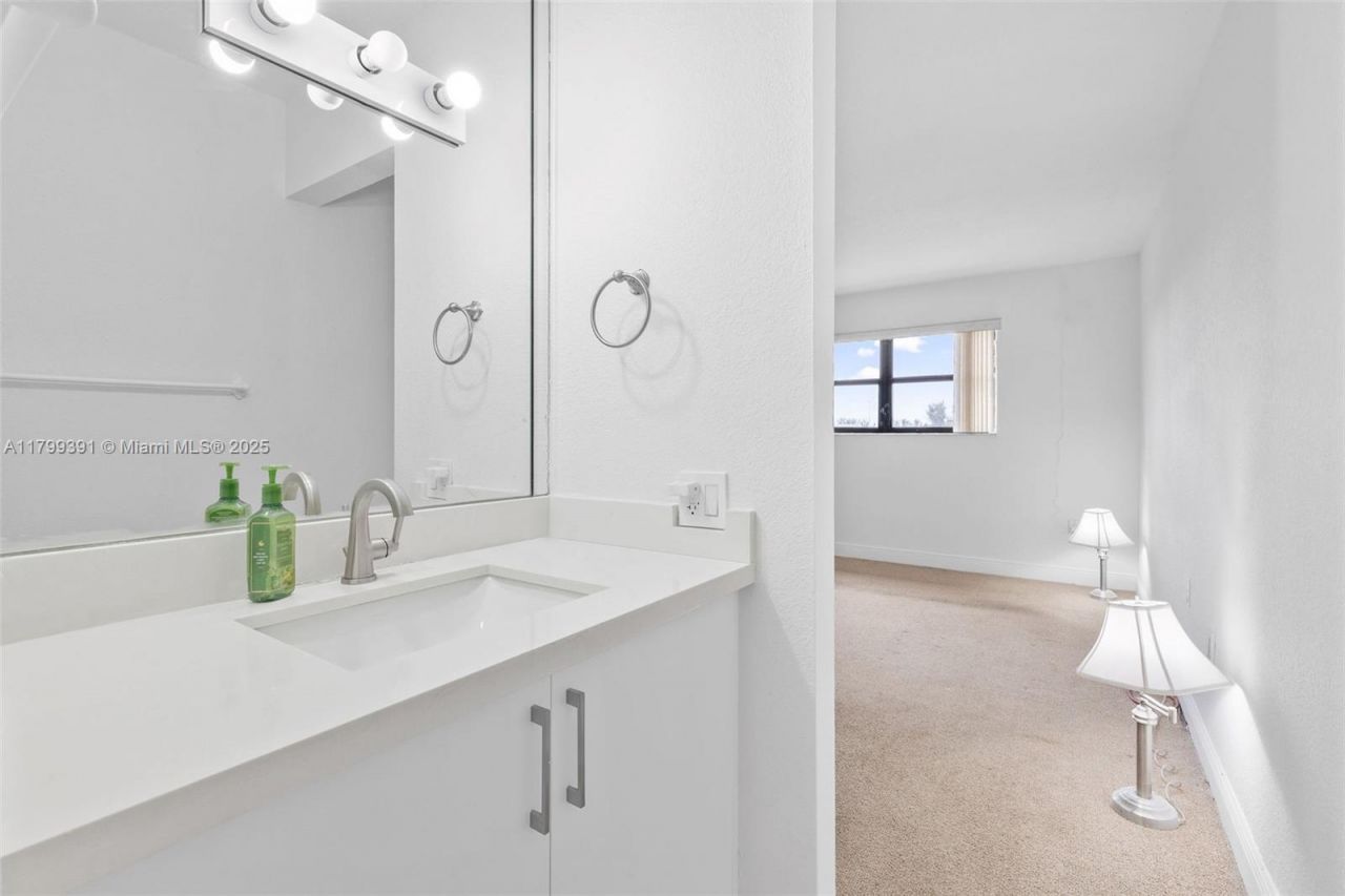 8401 NW 8 St, Unit 401, Miami, FL 33126 Photo