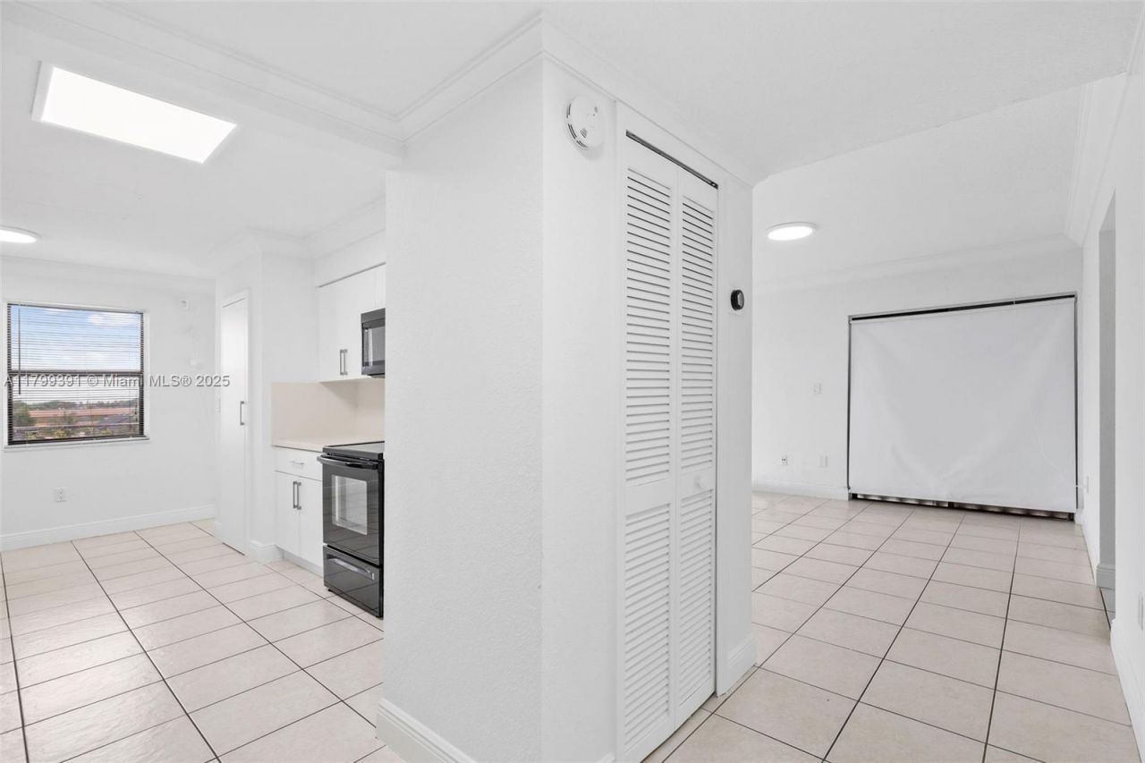 8401 NW 8 St, Unit 401, Miami, FL 33126 Photo