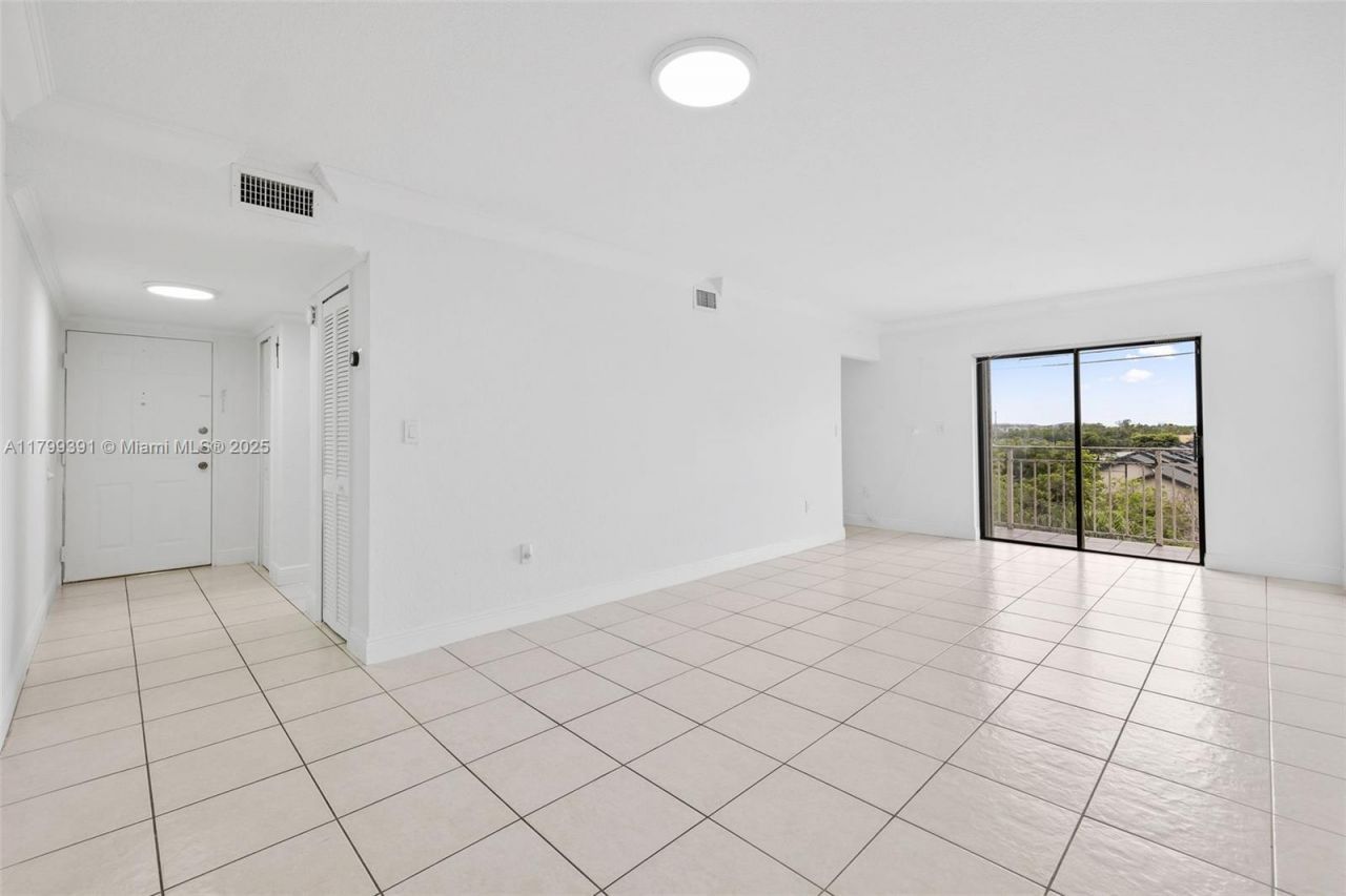 8401 NW 8 St, Unit 401, Miami, FL 33126 Photo