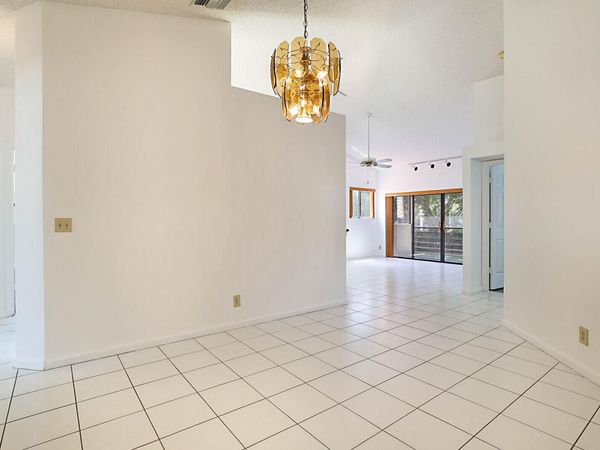 9 Vía De Casas Sur, Unit 203, Boynton Beach, FL 33426
