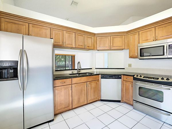 9 Vía De Casas Sur, Unit 203, Boynton Beach, FL 33426