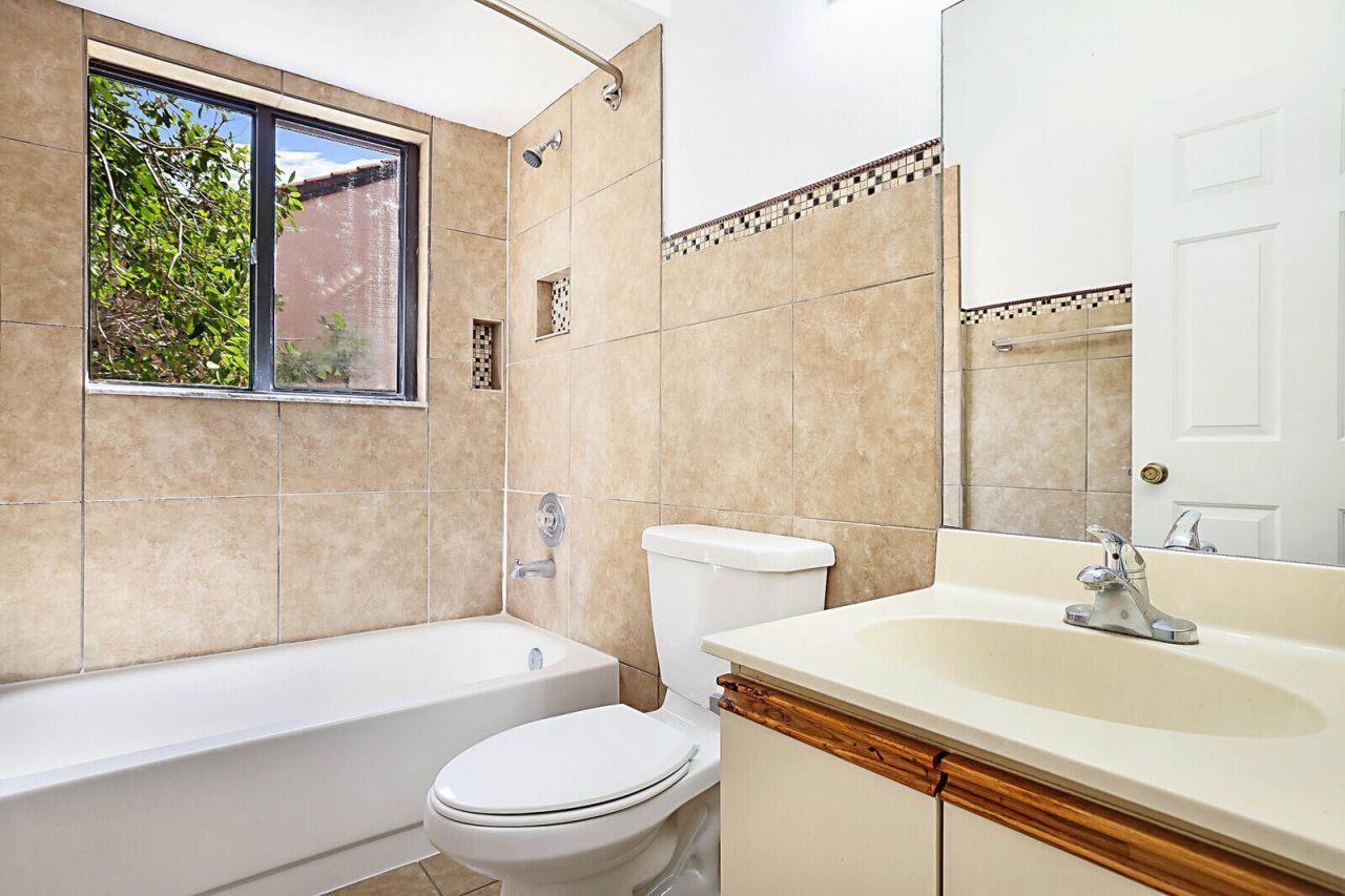 9 Vía De Casas Sur, Unit 203, Boynton Beach, FL 33426 Photo