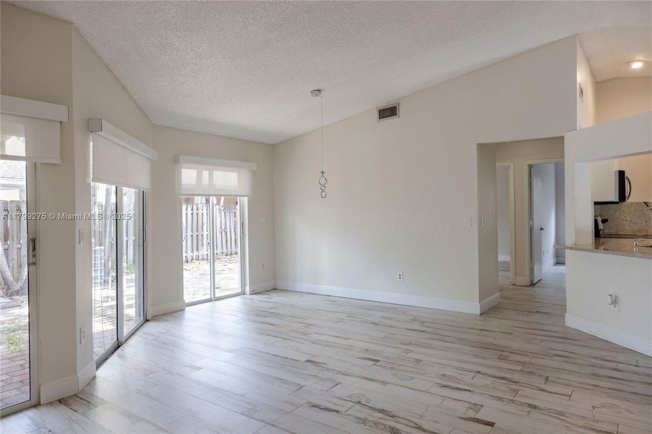 10121 NW 51st Ln, Doral, FL 33178 Photo