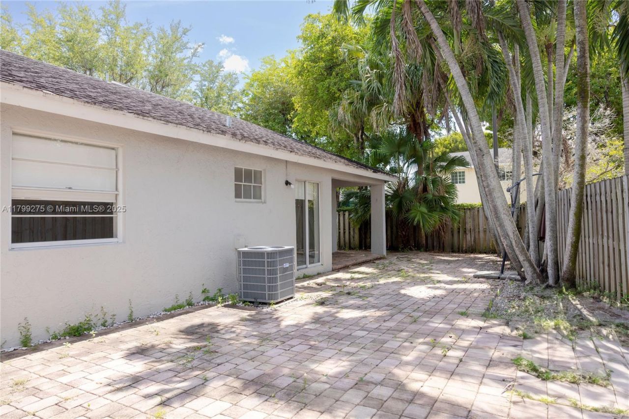 10121 NW 51st Ln, Doral, FL 33178 Photo