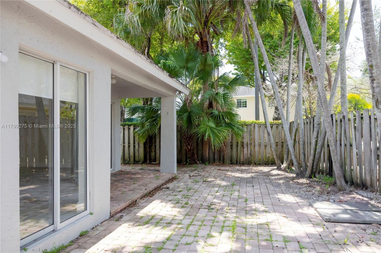 10121 NW 51st Ln, Doral, FL 33178 Photo