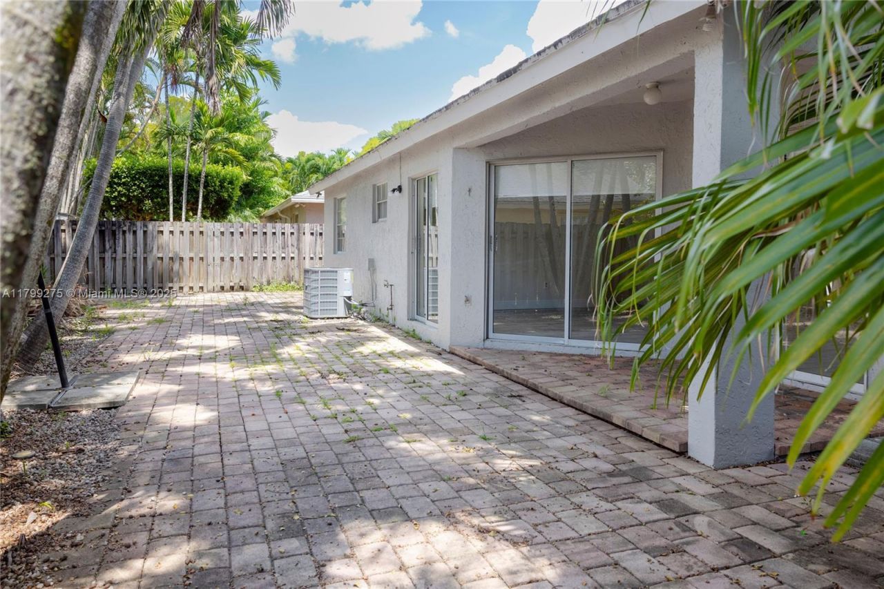 10121 NW 51st Ln, Doral, FL 33178 Photo