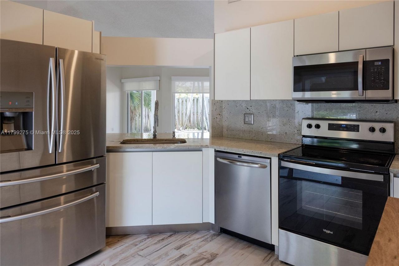 10121 NW 51st Ln, Doral, FL 33178 Photo