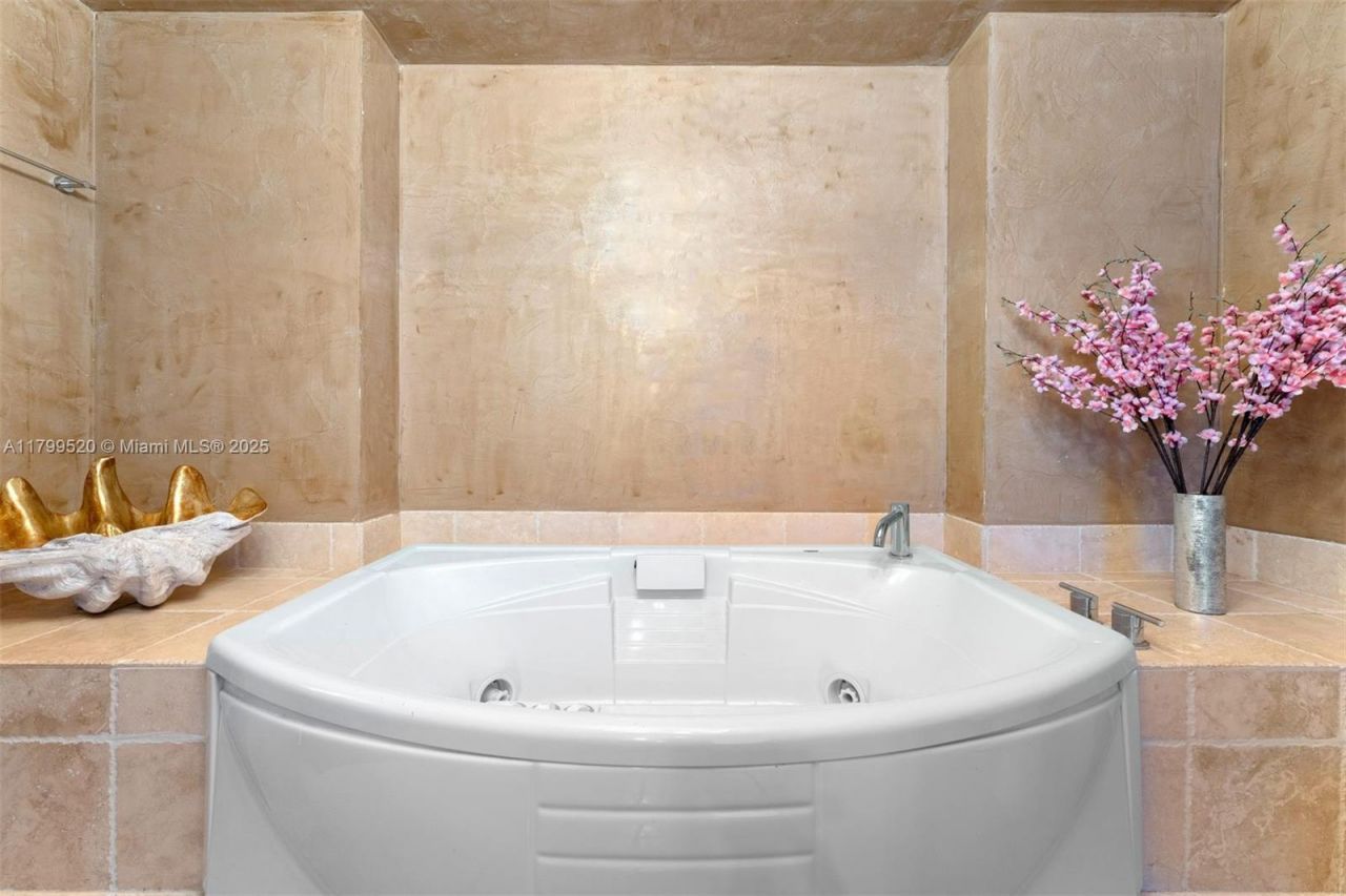 18201 Collins Ave, Unit 5206, Sunny Isles Beach, FL 33160 Photo