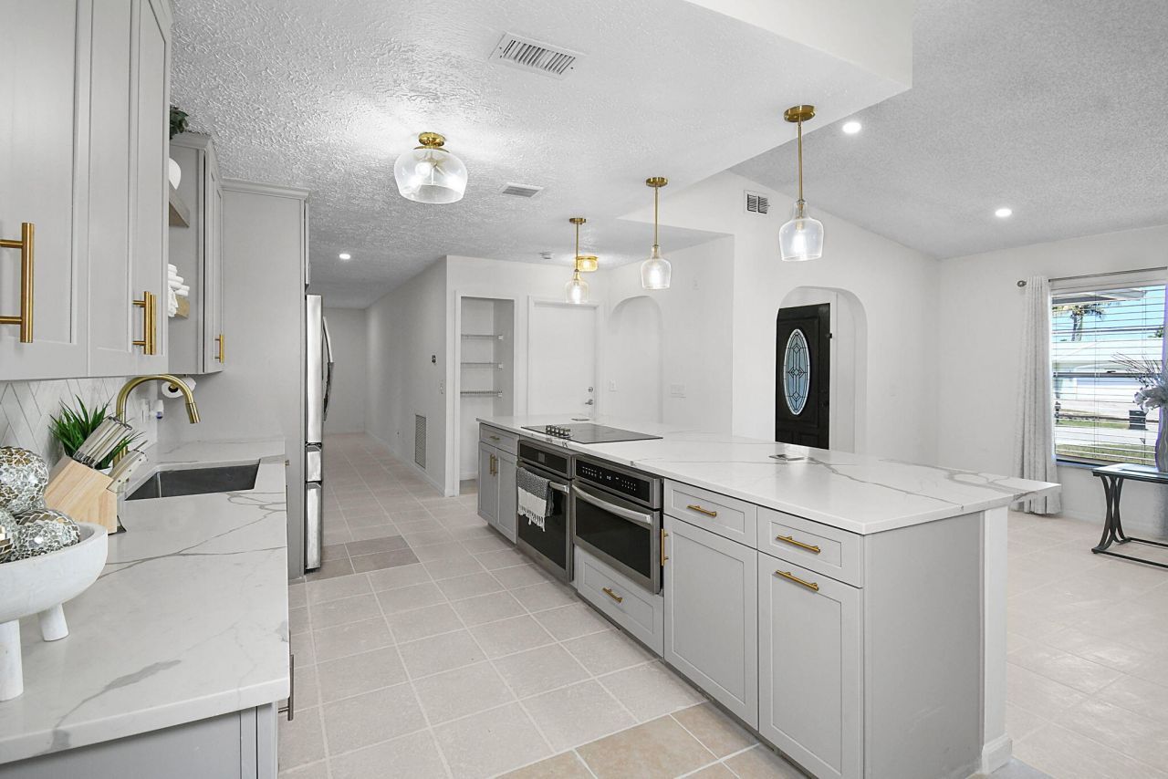 397 NE Gulfstream Avenue, Port Saint Lucie, FL 34983 Photo