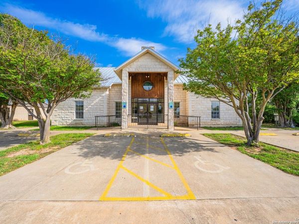 204 W Windcrest Drive, Fredericksburg, TX 78624