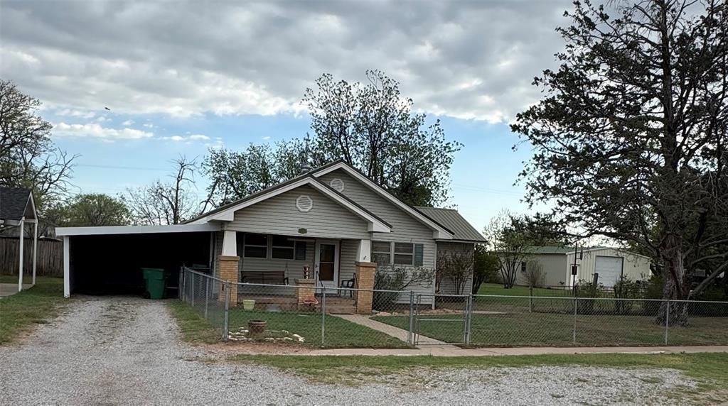 303 E 8th Street, Quanah, TX 79252 Main Photo