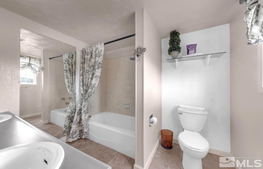 990 Riverview Drive, Gardnerville, NV 89460 Photo