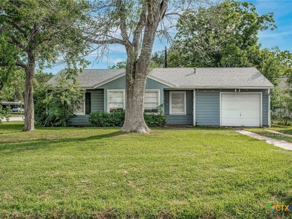 911 S Wells Street, Edna, TX 77957