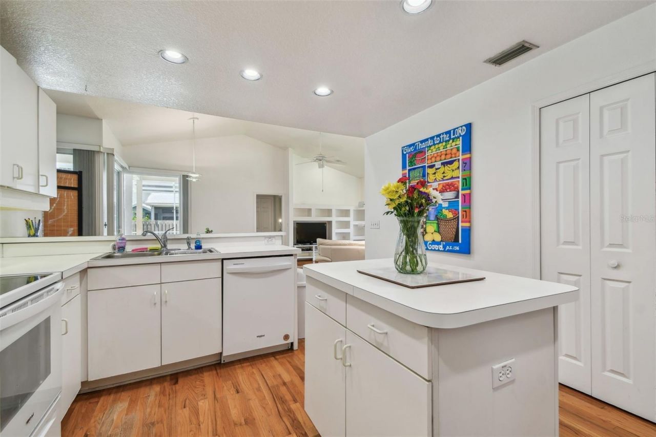 5001 Queen Palm Terrace Ne, Saint Petersburg, FL 33703 Photo