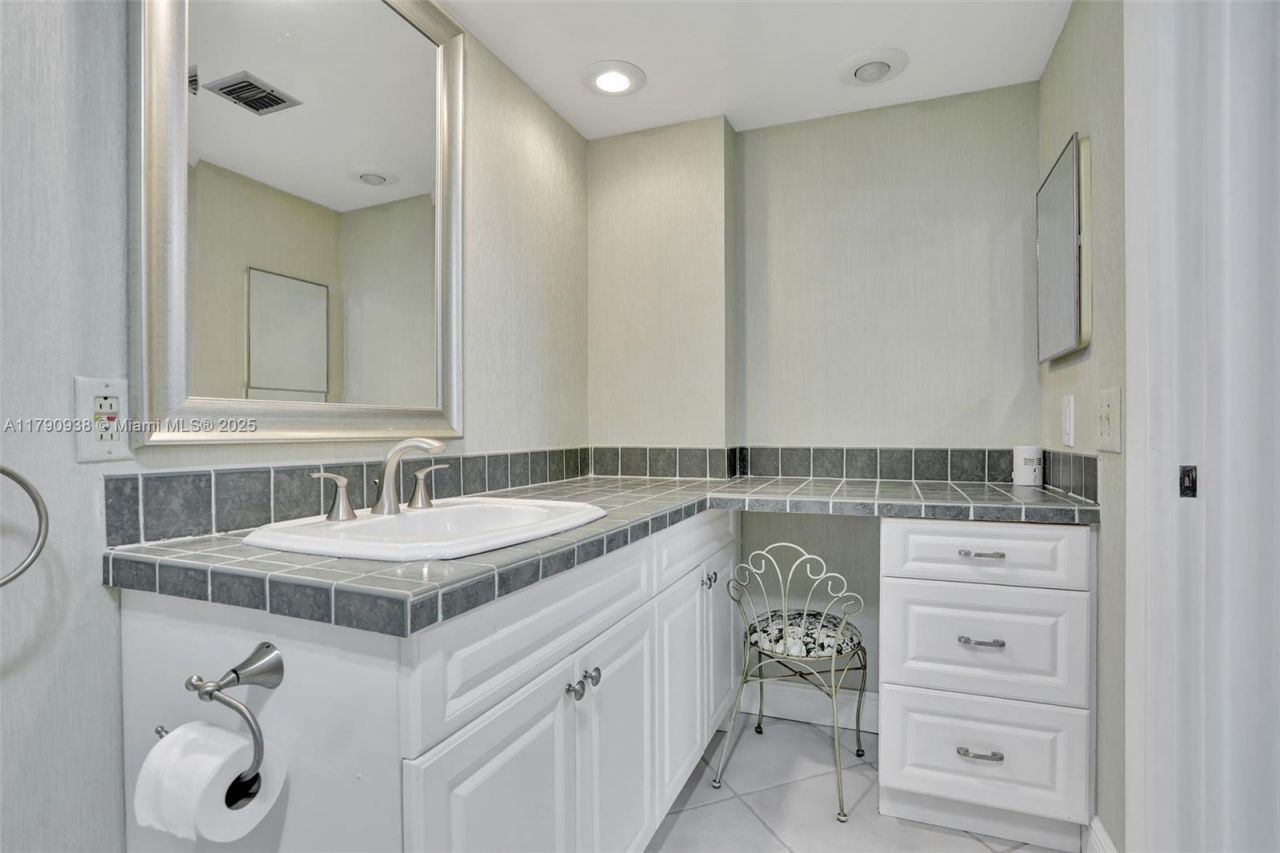 4020 W Palm Aire Dr, Unit 204, Pompano Beach, FL 33069 Photo