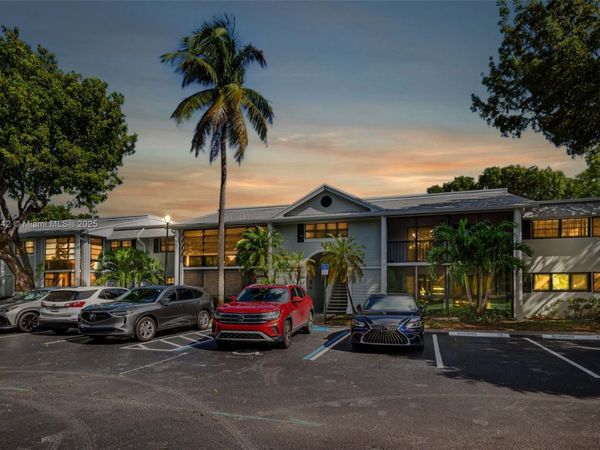 933 NE 199th St, Unit 207, Miami, FL 33179