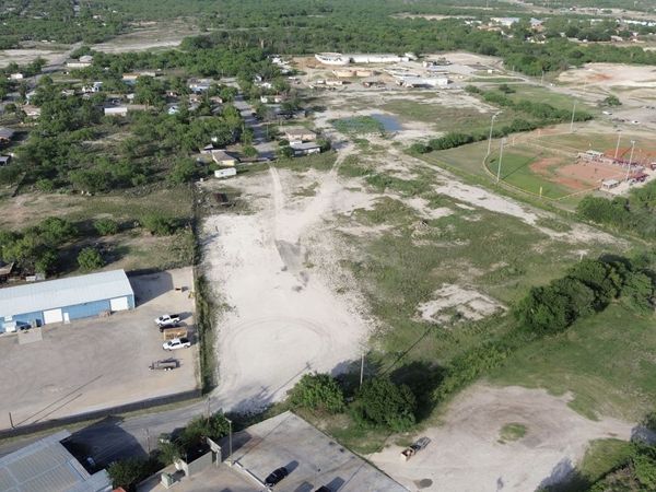 99 Balle St, Carrizo Springs, TX 78834