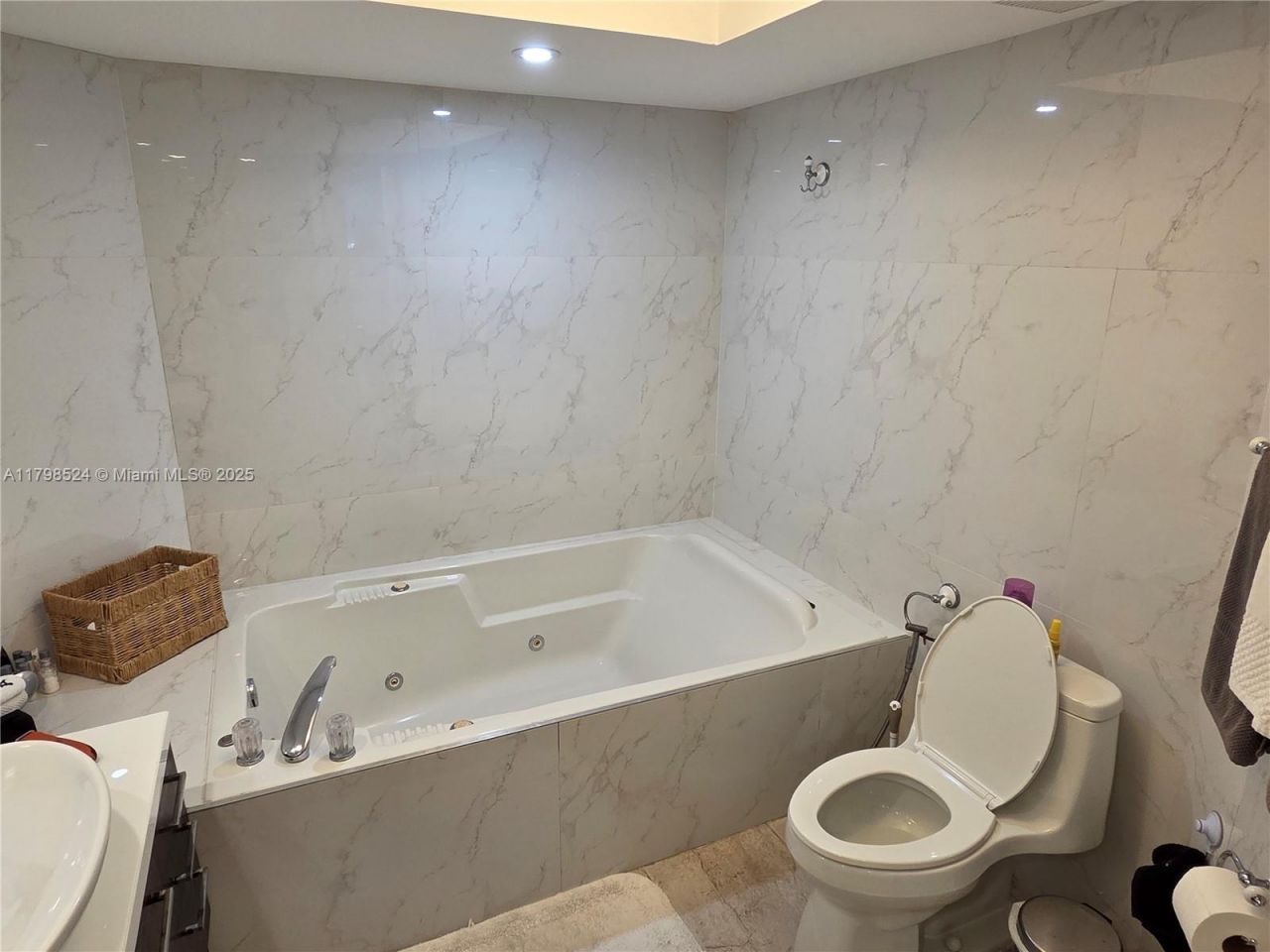 16425 Collins Ave, Unit 312, Sunny Isles Beach, FL 33160 Photo