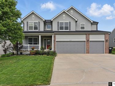 2421 Sand Hills Drive, Papillion, NE 68046