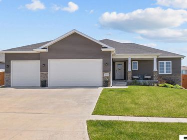 1212 Birchwood Drive, Hickman, NE 68372