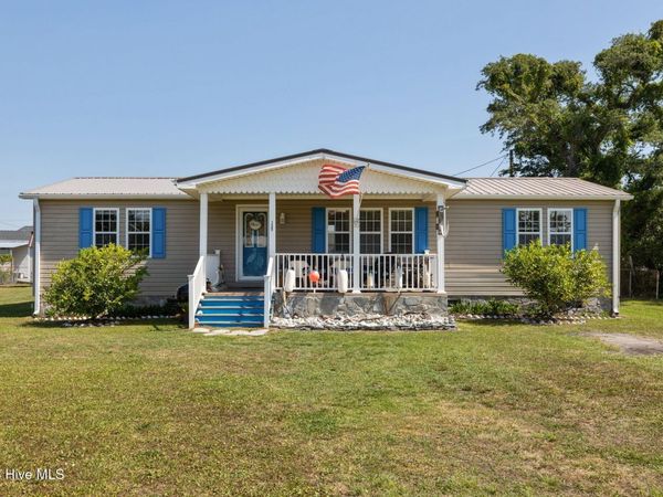 139 Diamond City Drive, Harkers Island, NC 28531