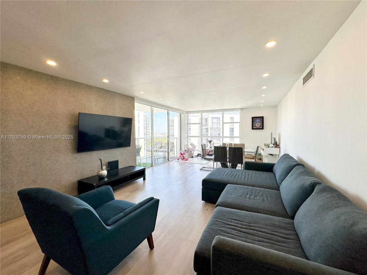 3731 N Country Club Dr, Unit 2228, Aventura, FL 33180 Photo