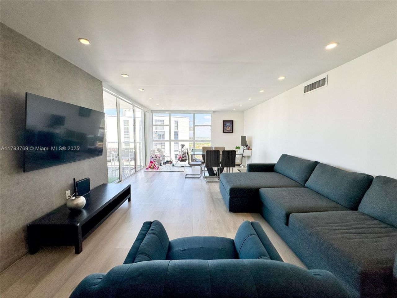 3731 N Country Club Dr, Unit 2228, Aventura, FL 33180 Photo