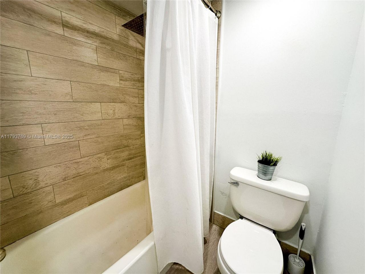 3731 N Country Club Dr, Unit 2228, Aventura, FL 33180 Photo