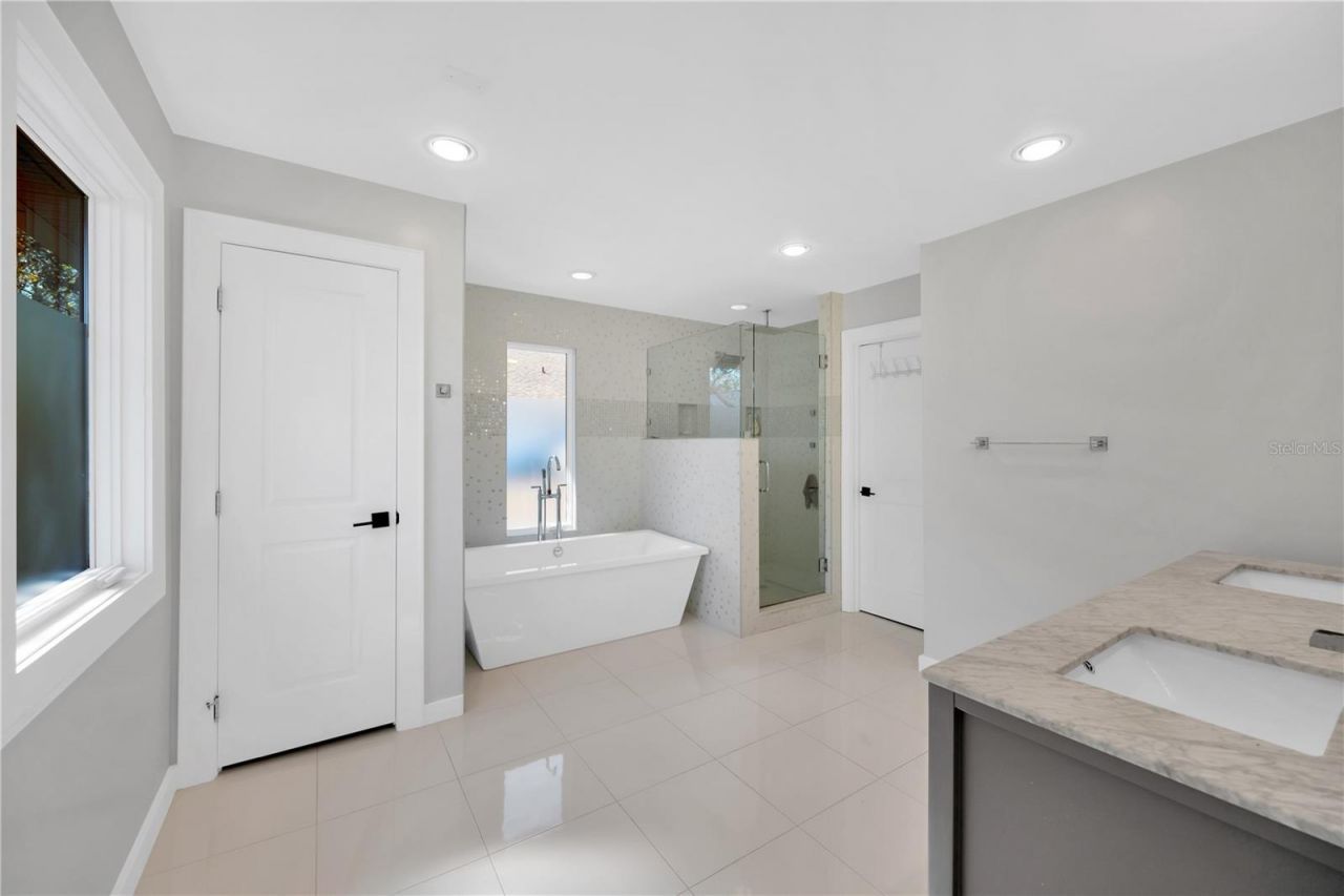 2802 Northpointe Lane, Tampa, FL 33611 Photo