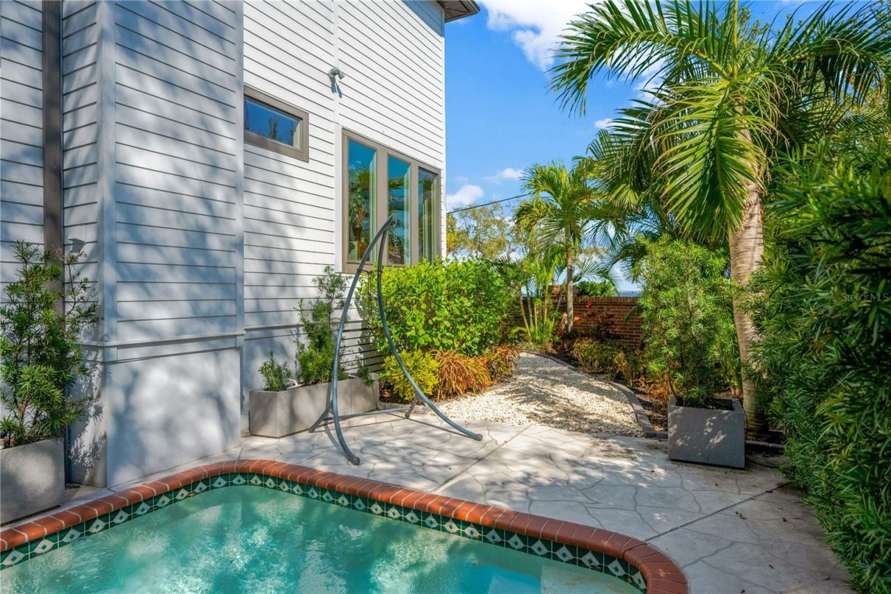 2802 Northpointe Lane, Tampa, FL 33611 Photo