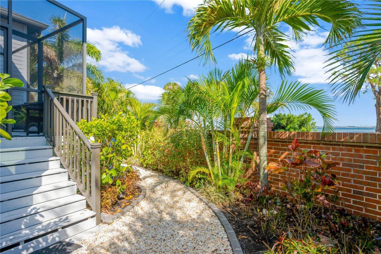 2802 Northpointe Lane, Tampa, FL 33611 Photo