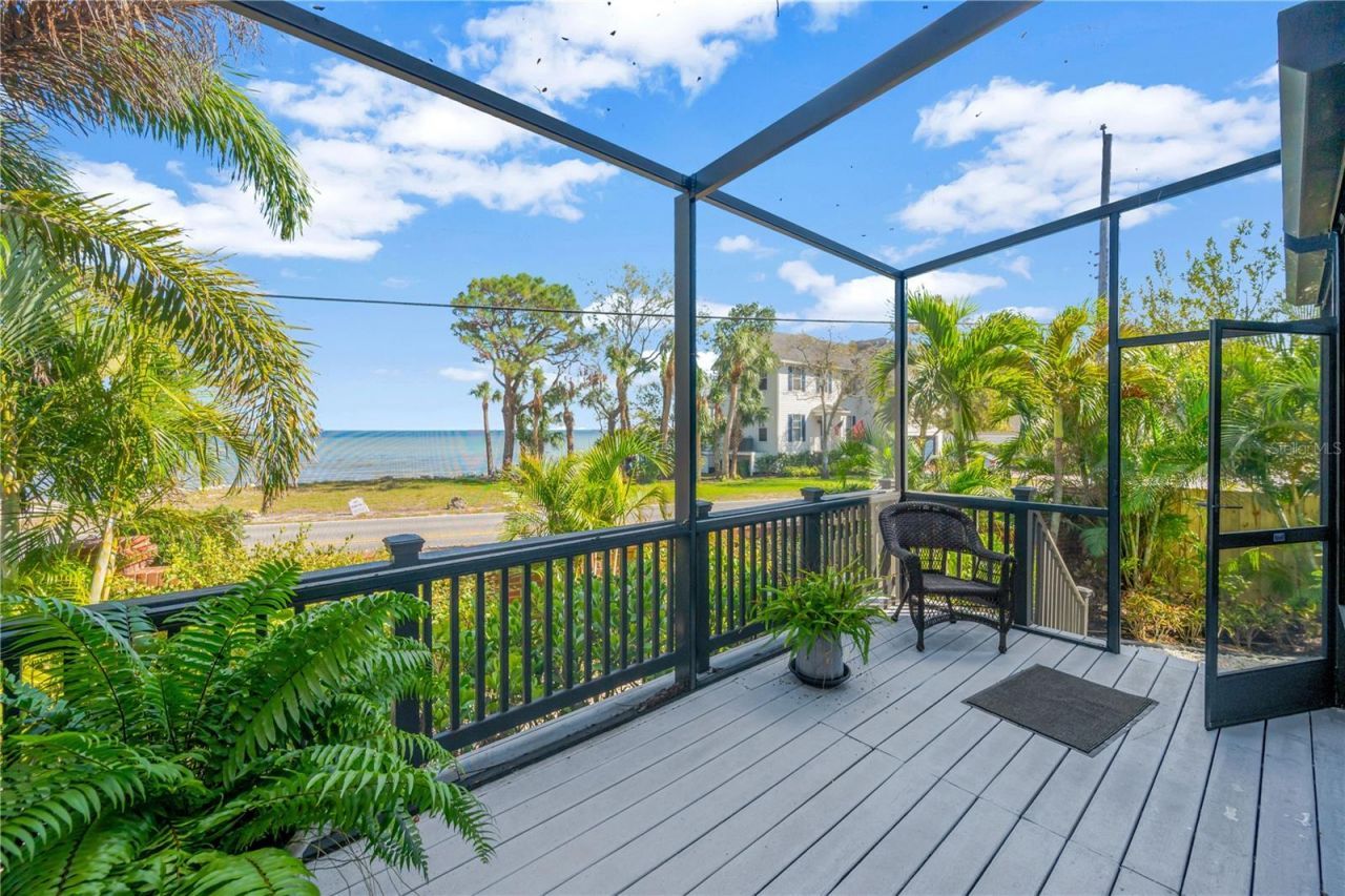 2802 Northpointe Lane, Tampa, FL 33611 Photo