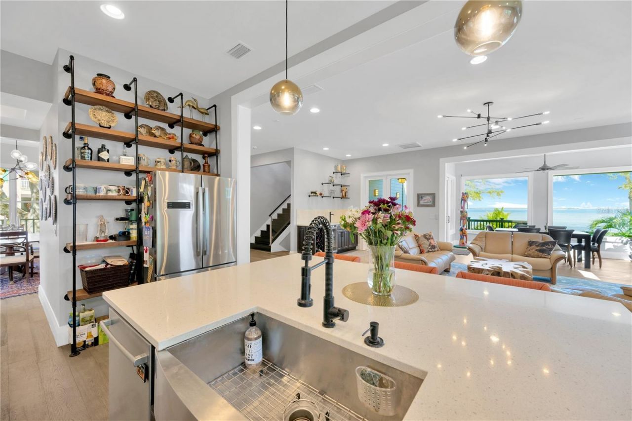 2802 Northpointe Lane, Tampa, FL 33611 Photo