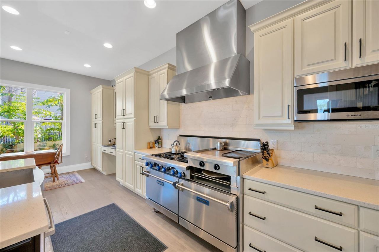 2802 Northpointe Lane, Tampa, FL 33611 Photo