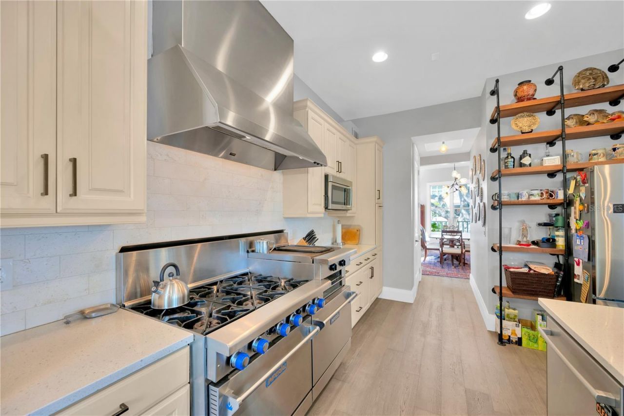 2802 Northpointe Lane, Tampa, FL 33611 Photo