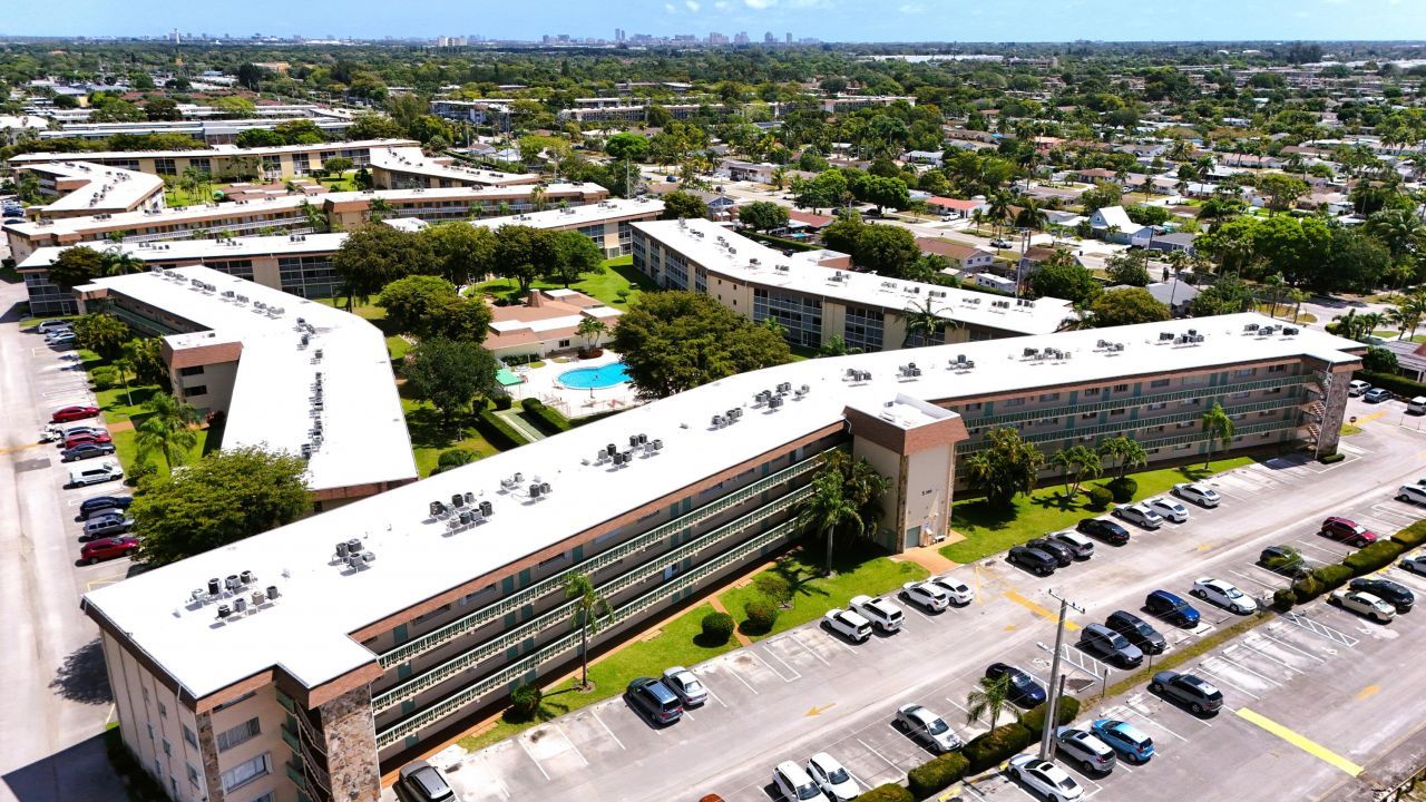 300 Village Green Circle S, Unit 420, Palm Springs, FL 33461 Photo