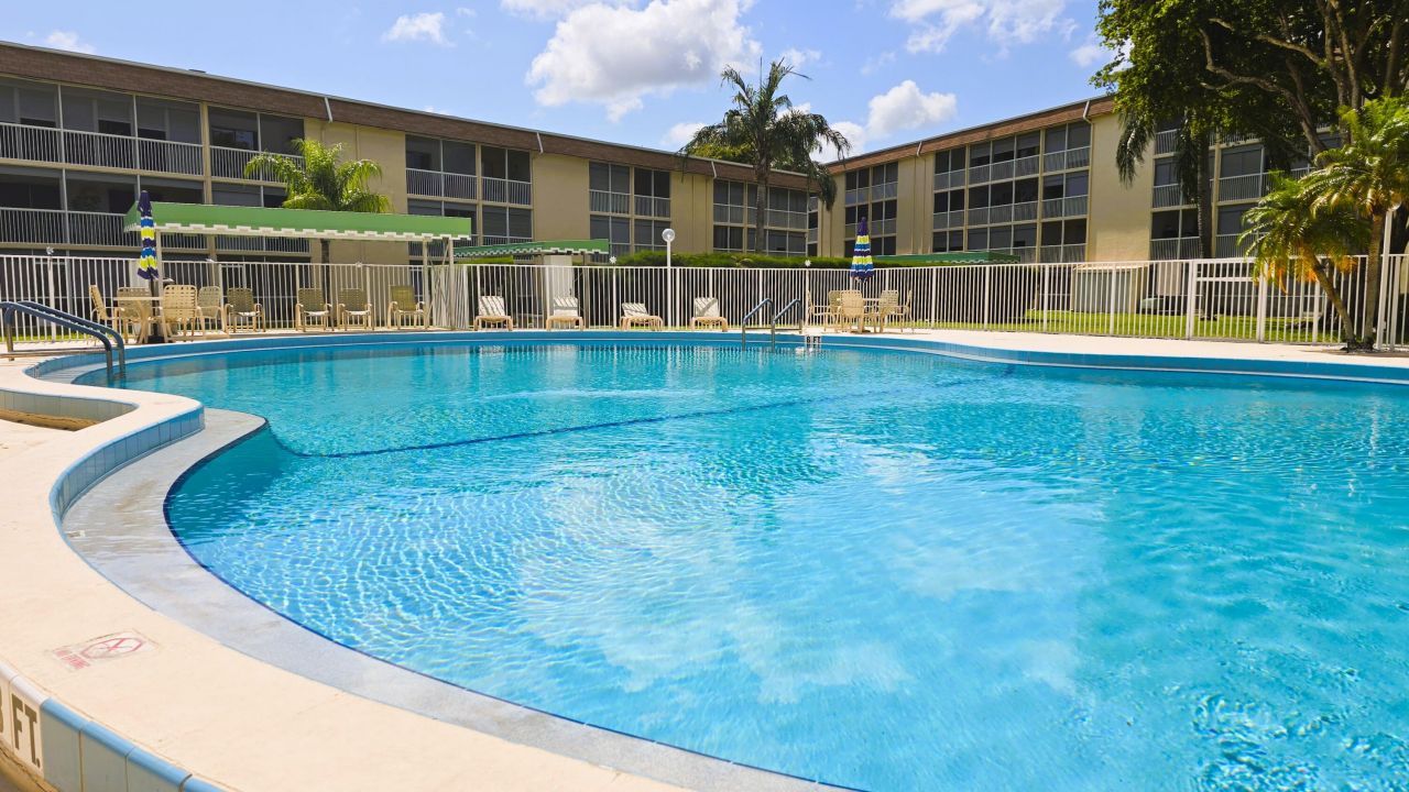 300 Village Green Circle S, Unit 420, Palm Springs, FL 33461 Photo