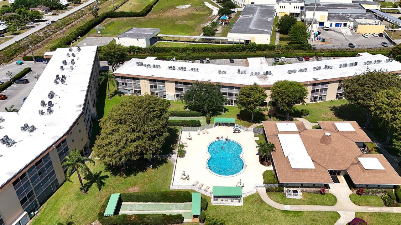 300 Village Green Circle S, Unit 420, Palm Springs, FL 33461 Photo