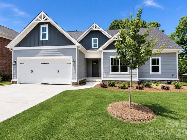 1061 The Glen Street, Statesville, NC 28677