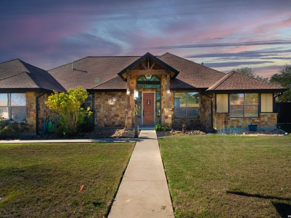 303 Schneider St, Poth, TX 78147